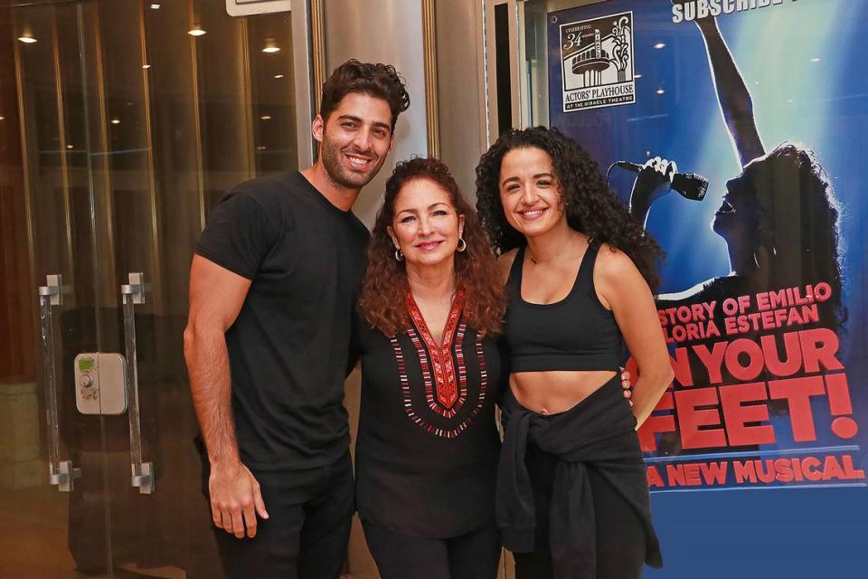 La superestrella internacional Gloria Estefan con Jason Canela (Emilio Estefan) y Claudia Yáñez (Gloria Estefan), las estrellas de “On your feet!” en el Actors' Playhouse en el Miracle Theatre.