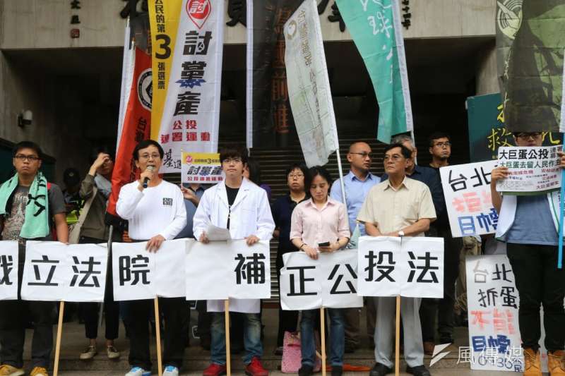 立院21日修憲委員會開會，立法院外則有18歲公民權推動聯盟前來靜坐抗議。(吳逸驊攝) (複製).jpg