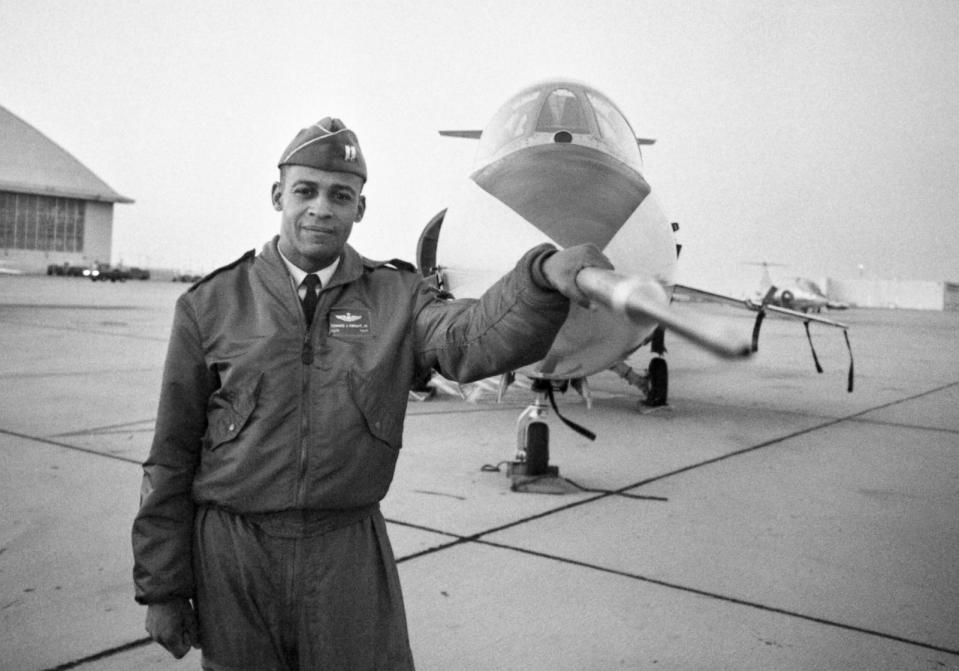 Foto: Kapitän Ed Dwight steht vor einem F-104-Kampfflugzeug.  (Bettman-Archiv/Getty Images)