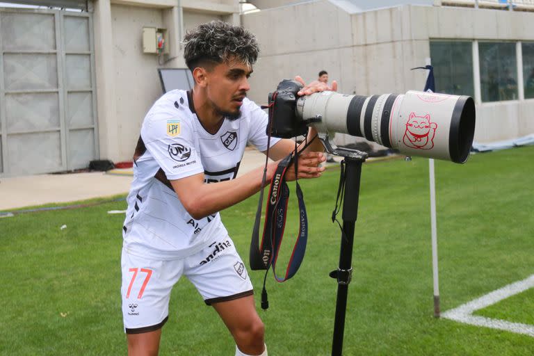 Ronaldo Martínez juega a ser fotógrafo de Platense