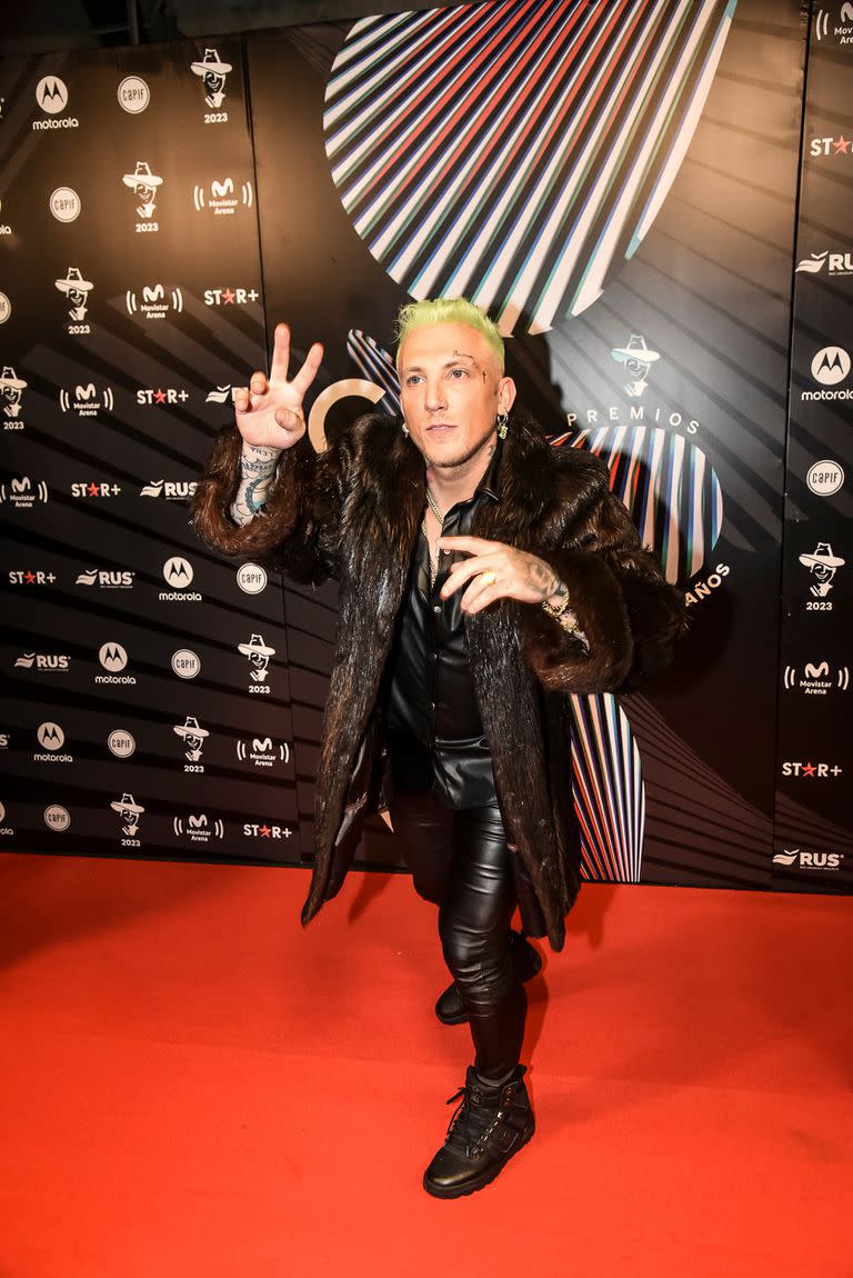 Pelo verde, tapado, pantalones de cuero y borcegos: El Polaco no ahorró en detalles