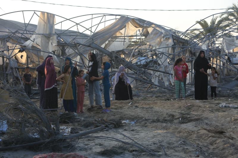 Palestinians inspect their tents after a series of Israeli raids on the tents of the displaced in the Mawasi area of ​​Khan Younis, which resulted in a large number of deaths and injuries in the southern Gaza Strip. Abed Rahim Khatib/dpa