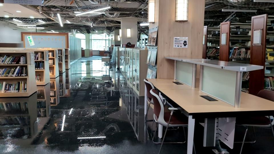 台灣圖書館在0403地震中受損嚴重，內部大面積淹水。翻攝蔡蕙頻臉書