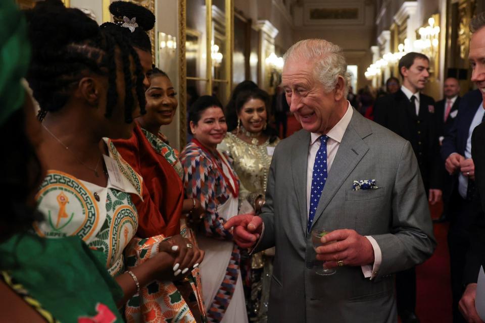 查爾斯三世在白金漢宮會見英國醫護人員，除了慶祝自己的生日，也慶祝英國健保服務75週年。（翻攝@RoyalFamily推特）
