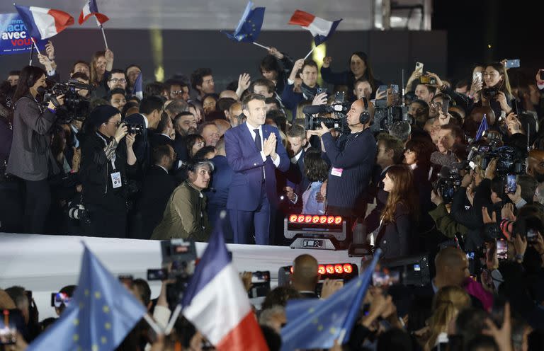 El presidente francés y candidato del partido La Republique en Marche (LREM) a la reelección, Emmanuel Macron, celebra tras su victoria en las elecciones presidenciales de Francia, en el Campo de Marte de París, el 24 de abril de 2022. 