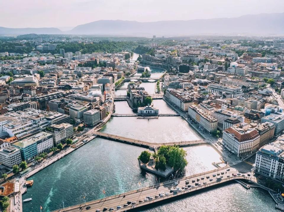 Die Schweiz ist das beste Land für einen komfortablen Ruhestand, laut einem neuen Ranking. Hier sieht man die Stadt Genf. - Copyright: pawel.gaul/Getty Images