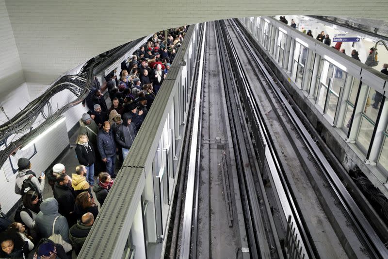 Grupo de personas espera un tren en la estación de metro Gare du Nord de París