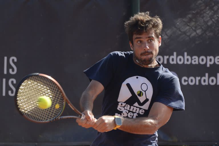 El bahiense Guido Pella durante uno de sus ensayos en el Córdoba Open, donde este martes debutará frente al italiano Andrea Vavassori