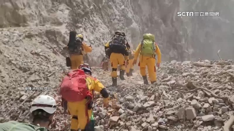 基隆特搜隊挺進九曲洞，涉險搜救。（圖／基隆消防局提供）