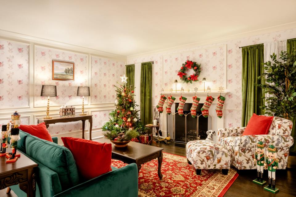 The real-life "Home Alone" house is now bookable on Airbnb.   Fans can book an overnight stay in the original “Home Alone” house beginning Tuesday, December 7 at 1:00 PM CT