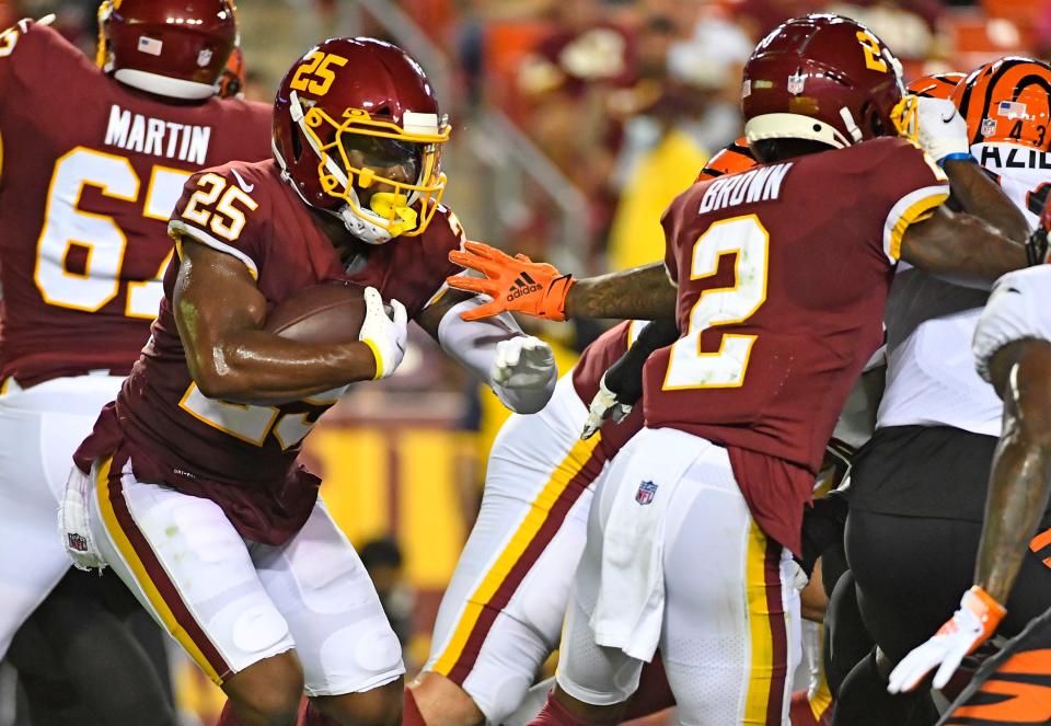 Washington Football Team running back Peyton Barber (25) carries the ball against the Cincinnati Bengals during the second quarter at FedExField.