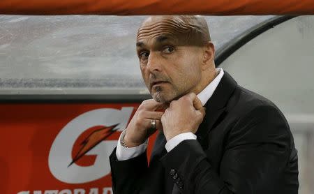 Football Soccer - AS Roma v Inter Milan Serie A - Olympic Stadium, Rome, Italy - 19/03/16. AS Roma's coach Luciano Spalletti looks on before the match. REUTERS/Max Rossi/Files