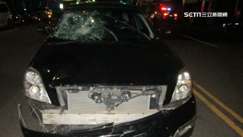 17歲少年和朋友借車無照駕駛發生意外，肇事車輛車頭損毀。