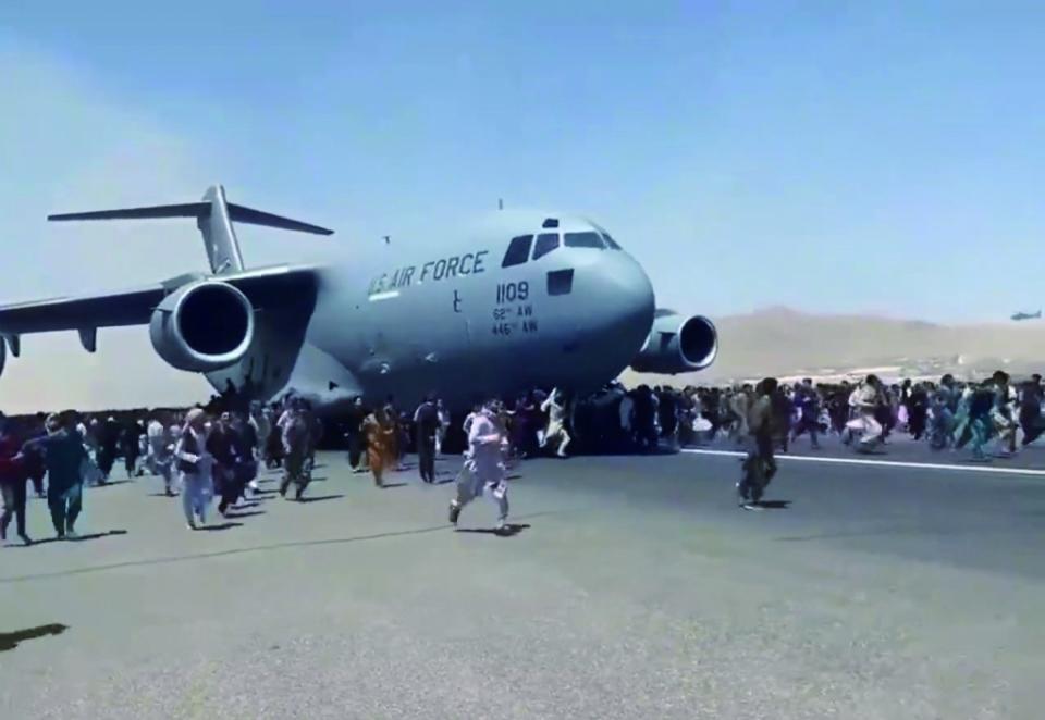  無法跟著美國軍機離開的阿富汗公民，在機場上圍繞著飛機跟著跑。阿富汗撤軍的混亂，讓美國在全球顏面盡失。 圖 : 翻攝自環球網 