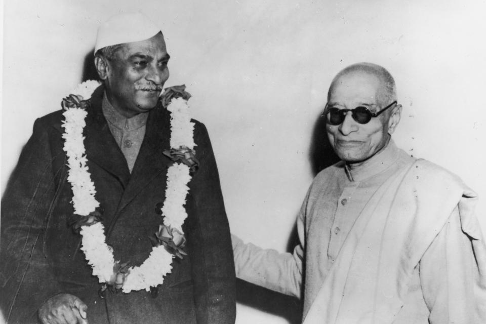 <p>Dr Rajendra Prasad (1884 - 1964), the new President of India (left) with the former Governor-General Chakravarthi Rajagopalachari (1878 - 1972) (now the Union Minister for Home), 1950. (Photo by FPG/Archive Photos/Getty Images)</p> 