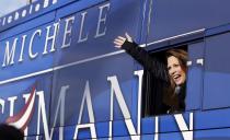 La aspirante a la candidatura republicana a la Casa Blanca, Michele Bachmann, saluda a sus seguidores en la Escuela Valley High, el 3 de enero de 2012, en West Des Moines, Iowa, un día antes de renunciar a su aspiración y adjuntarse a Mitt Romney. AP Photo/Eric Gay