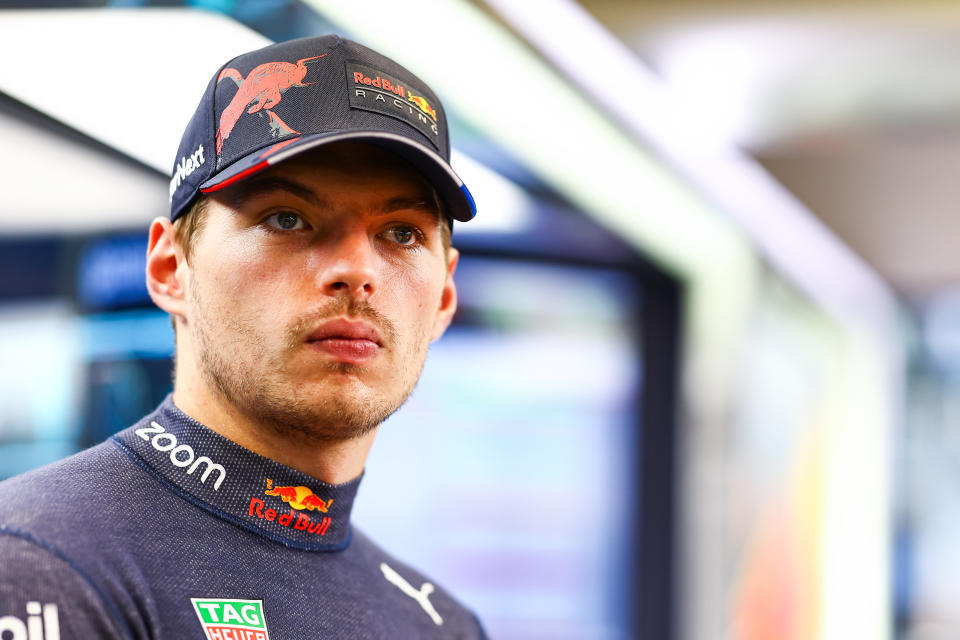 Terlihat di sini, juara dunia Red Bull Max Verstappen melihat di garasi saat kualifikasi jelang GP Brasil. 