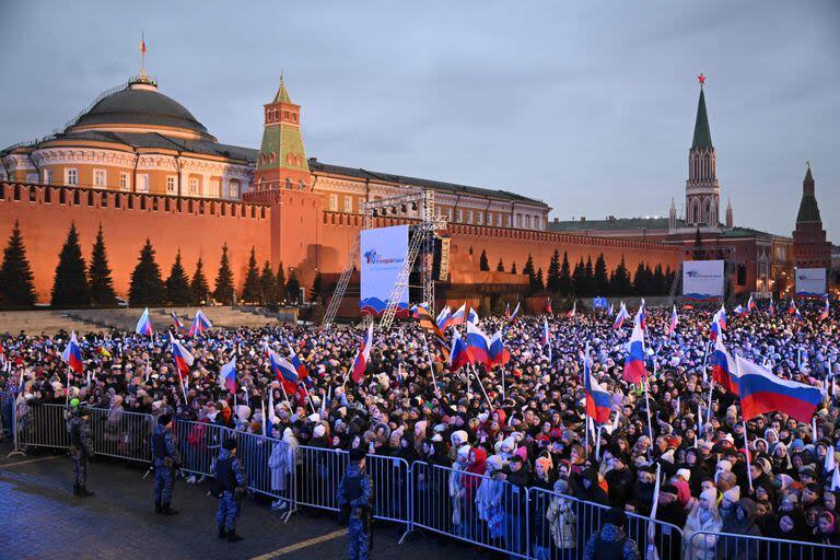 Las personas asisten a un evento por el décimo aniversario de la anexión de Crimea por parte de Rusia, en la Plaza Roja de Moscú el 18 de marzo de 2024. 