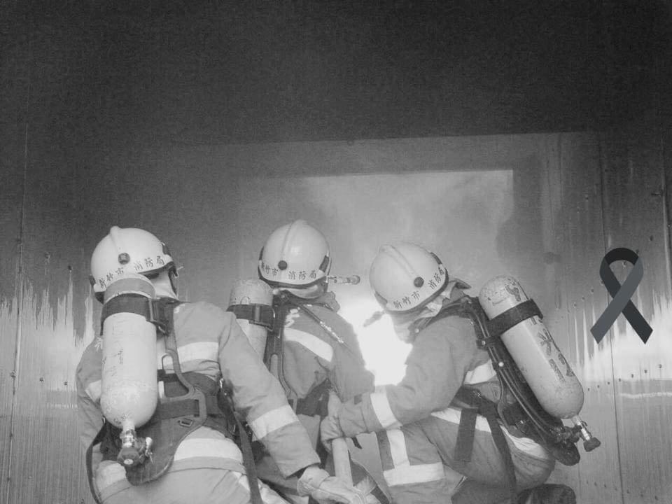 新竹市晴空匯上個月大火造成2名消防人員殉職，最後求救錄音檔曝光引起討論。（翻攝自新竹市政府臉書）