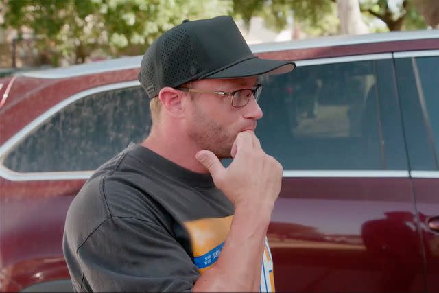 Adam Busby slices his finger open in PEOPLE's exclusive clip from 'OutDaughtered'