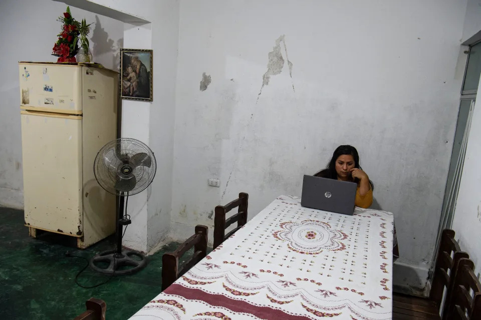 Daysi Falc&#xf3;n L&#xf3;pez, de 34 a&#xf1;os, usa su computadora para estudiar una carrera de marketing en l&#xed;nea para iniciar un negocio, en su casa del distrito de Independencia, en las afueras del este de Lima, Per&#xfa;, el 26 de febrero de 2022. - Falc&#xf3;n perdi&#xf3; su trabajo como asistente administrativa en marzo de 2021 debido a la pandemia y ahora trata de reinventarse vendiendo los platillos que prepara a los familiares de sus vecinos que van a trabajar. Las mujeres se han visto especialmente afectadas por el empeoramiento de la tasa de desempleo a causa de la pandemia en Am&#xe9;rica Latina. (Foto de Ernesto BENAVIDES/AFP) (Foto de ERNESTO BENAVIDES/AFP v&#xed;a Getty Images)