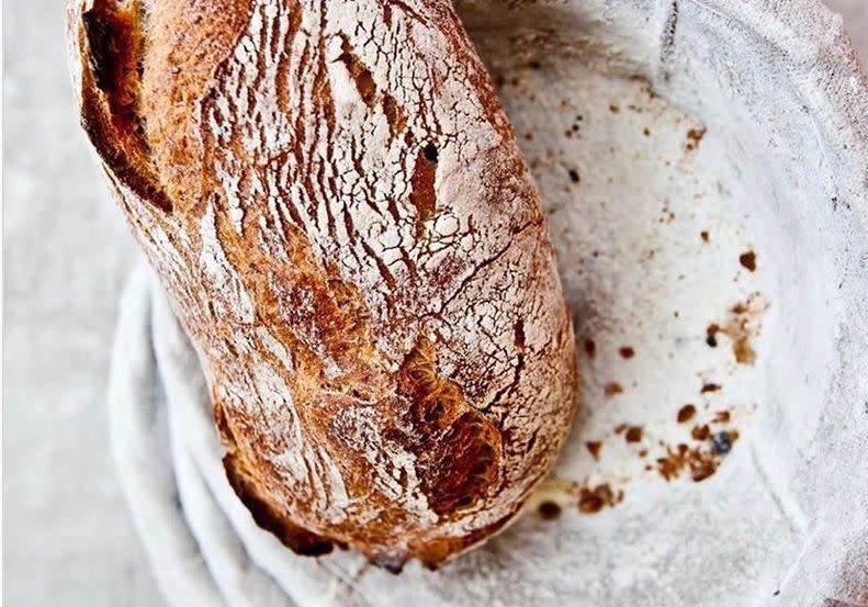 La planète craque pour le painPain au levain, pain cocotte, au seigle, aux fruits secs, ou aux graines, sur les réseaux, les miches se succèdent parfois, se ressemblent souvent, et rassemblent toujours. Une tendance qui se vérifie avec les chiffres révélés par Pinterest qui montrent que depuis le début du confinement, l’exercice boulanger rassemble les utilisateurs, que ce soit avec des pains maison, des viennoiseries, ou des brioches. Ainsi, les croissants salés ont fait un bond de 1 532 % en Argentine, la brioche japonaise a augmenté de 1 081% en France, le pain Damper a grimpé de 263% en Australie, et le pain frit navajo est 350 fois plus recherché aux Etats-Unis. Même si ces recettes s’éloignent parfois souvent du pain franchouillard que nous connaissons, les chefs ont à cœur de prêcher la bonne parole, et délivrer leurs secrets. Ainsi, sur Instagram, les toques s’improvisent professeur et ravissent leurs followers avec leurs pains à la croûte parfaite. Que ce soit en photo ou en vidéo, ils se sont eux aussi pris au jeu du pain, et bonne nouvelle, dans ce domaine, il n’y a pas aucun perdant !