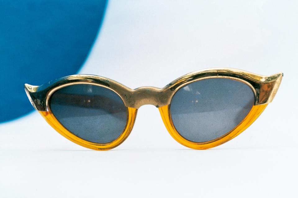 What goes around, comes around! Kahlo was a fan of the classic sunglass frame.