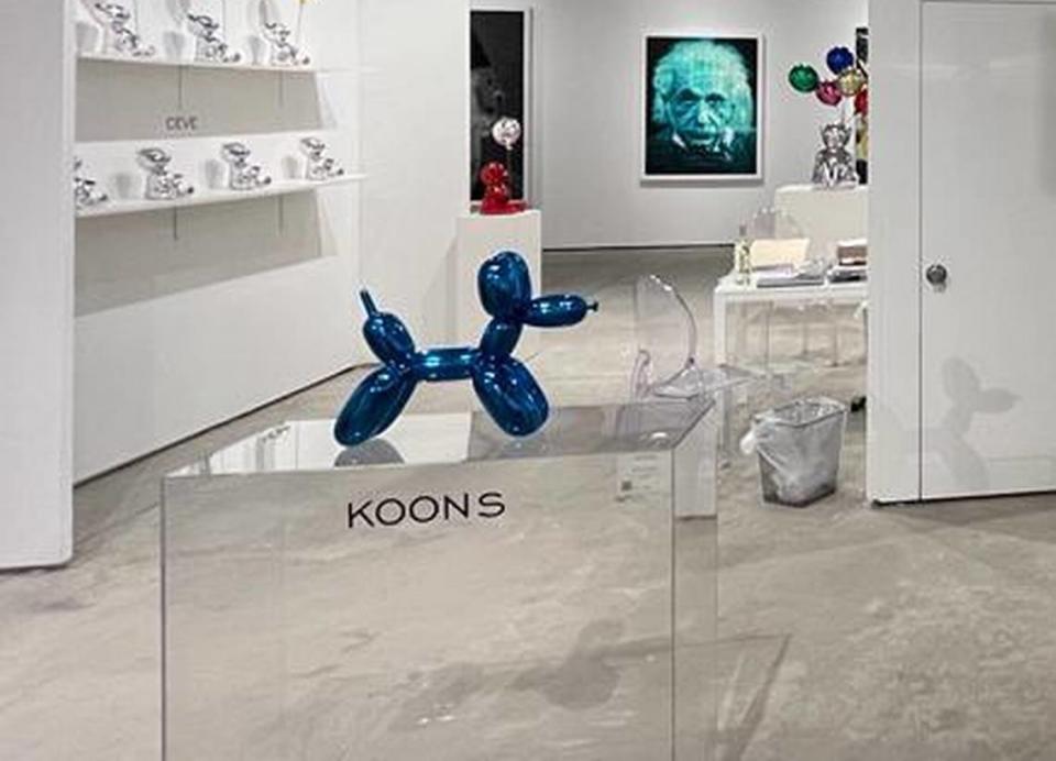 La escultura de Koons en el stand de Bellas Artes de Bel-Air antes de ser destruida.