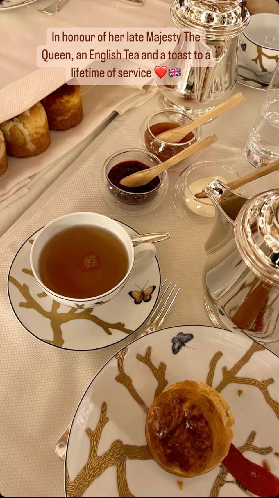 The Field-Williams family, who are based in America, enjoy a cream tea in honour of the Queen (Instagram/ @aydafieldwilliams)