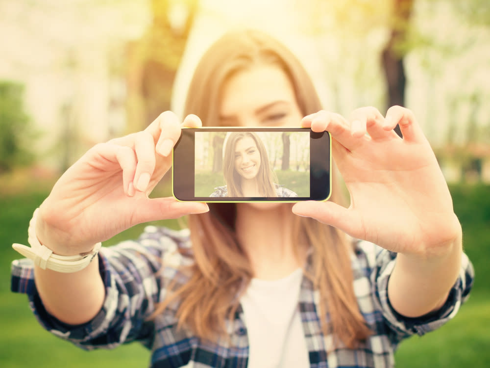 Die richtige App macht aus einem gelungenen Selfie einen noch größeren Hingucker. (Bild: BigLike Images / Shutterstock.com)