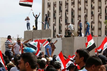 Followers of Iraq's Shi'ite cleric Moqtada al-Sadr storm Baghdad's Green Zone after lawmakers failed to convene for a vote on overhauling the government, in Iraq April 30, 2016. REUTERS/Khalid al Mousily