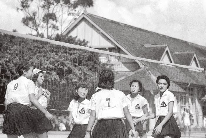  80年前的「北一女美女」正在比賽排球。又正又美。臺灣女學校運動會 文武町五丁目。 （圖／王佐榮、夏門攝影、蒼壁出版提供）