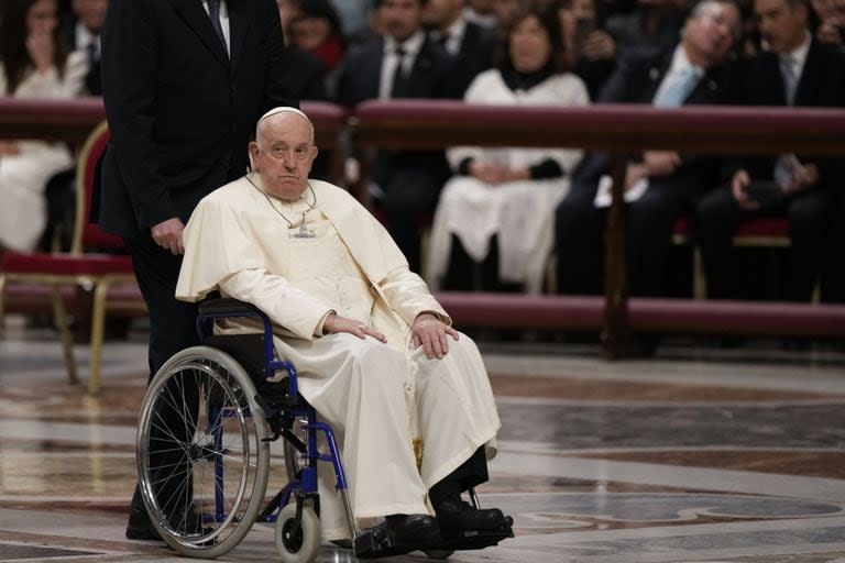 El Papa Francisco llega a la Basílica de San Pedro para asistir a una misa para la Virgen María de Guadalupe en el Vaticano, el martes 12 de diciembre de 2023