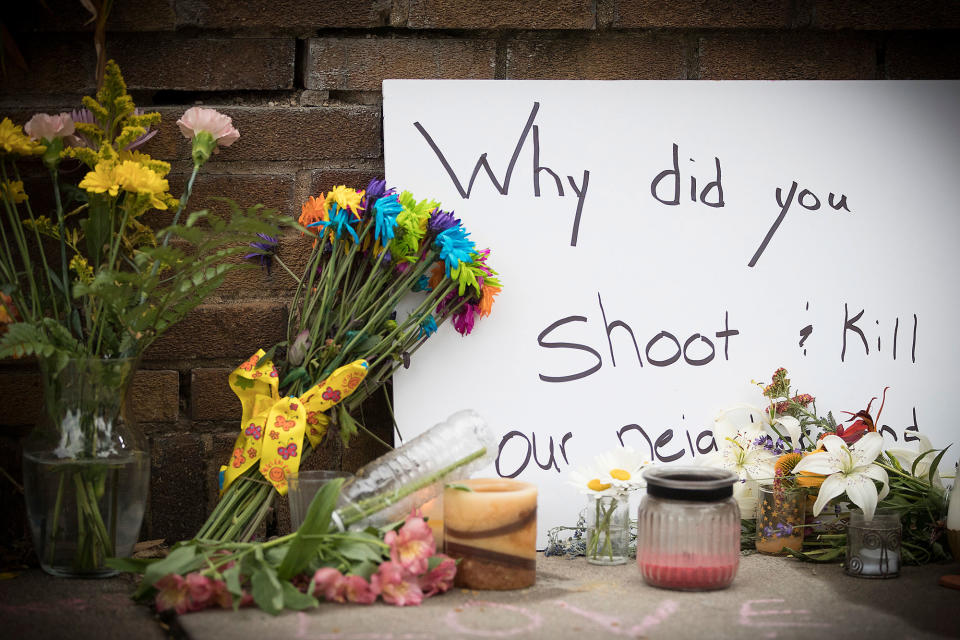 <p>A makeshift memorial is left at the scene where a Minneapolis police officer shot and killed Justine Damond, Monday, July 17, 2017 in Minneapolis, Minn. (Photo: Elizabeth Flores/Star Tribune via AP) </p>