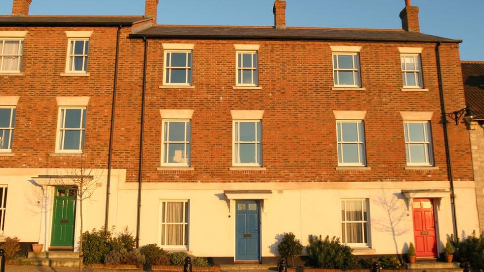 Casas de Poundbury recibiendo la luz del sol.