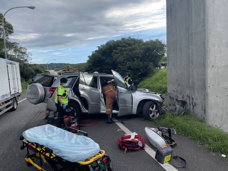 國道3號香山匝道自撞橋墩  駕駛受困命危送醫 國道3號香山交流道北上入口匝道26日發生1輛自小客 車自撞橋墩事故，警消到場發現事故車輛的男性駕駛 受困車內，已失去生命跡象，立刻協助脫困並送醫急 救。 （民眾提供） 中央社記者魯鋼駿傳真  113年6月26日 