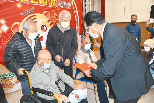 彰化市長林世賢向百歲人瑞林文漢等長者，致贈紅包，祝福長輩健康、長壽。（吳敏菁攝）