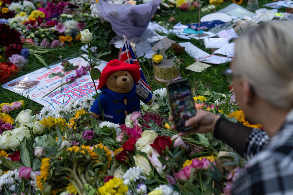 El osito Paddington en el tributo a la reina Isabel II en Green Park (Photo by Carl Court/Getty Images)