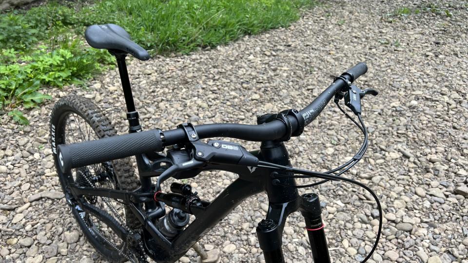 YT Capra Core 1 bar and brakes detail