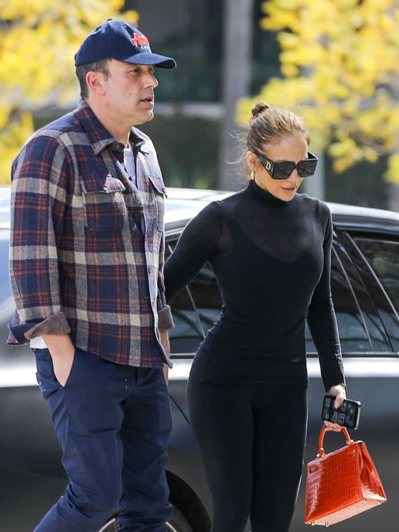 Ben Affleck y Jennifer Lopez se disponían a disfrutar de una tarde juntos luego de dejar a Seraphina, la hija de 15 años de Affleck con su ex Jennifer Garner, y a Emme, la hija de Lopez de 16 años con Marc Anthony, en el shopping Westfield Century City. Sin embargo, el auto, un BMW negro mate, les jugó una mala pasada y tuvieron que cambiar los planes