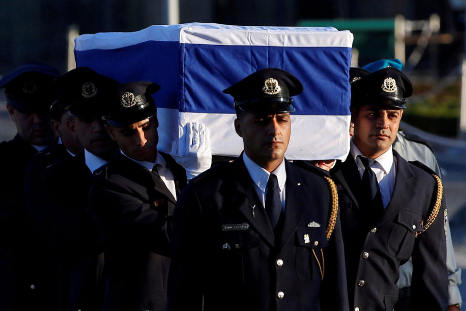 <p>The flag-draped coffin of former Israeli President Shimon Peres is carried by members of a Knesset guard upon its arrival at the Knesset Plaza, is Jerusalem on Sept. 29, 2016. (REUTERS/Ronen Zvulun)</p>