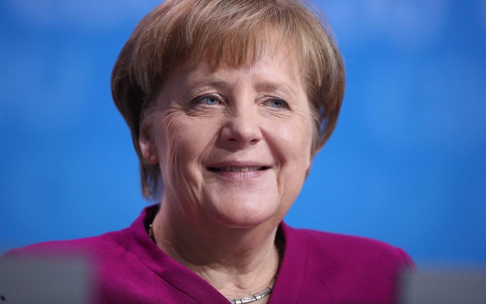 <p>Nach sieben männlichen Amtsvorgängern wurde Angela Merkel - geboren als Angela Dorothea Kasner - 2005 zur ersten Bundeskanzlerin Deutschlands gewählt. Sie war nicht nur die erste Frau im Amt, sondern mit 51 Jahren die jüngste Amtsinhaberin sowie die erste Person aus den neuen Bundesländern in dieser Position. (Bild: Sean Gallup/Getty Images)</p> 