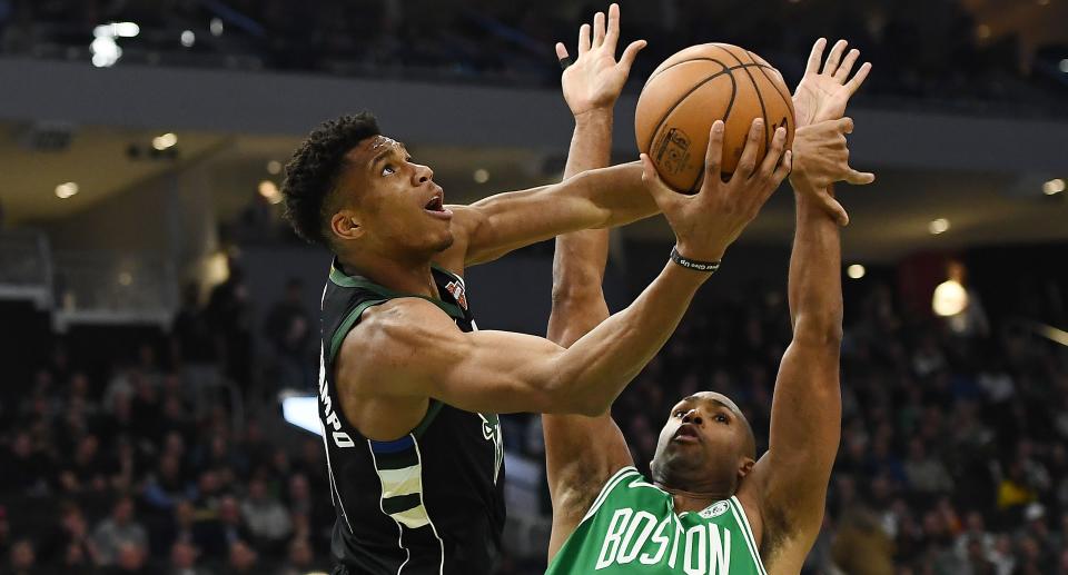 Giannis Antetokounmpo s’élève au dessus d’Al Horford