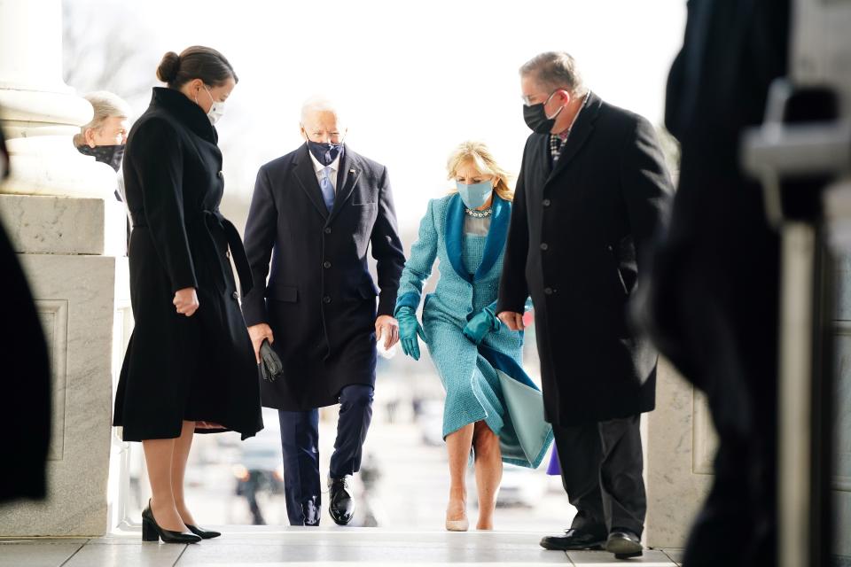 The new first lady wore an ocean blue dress and coat set by Markarian. (Photo: JIM LO SCALZO/POOL/AFP via Getty Images)