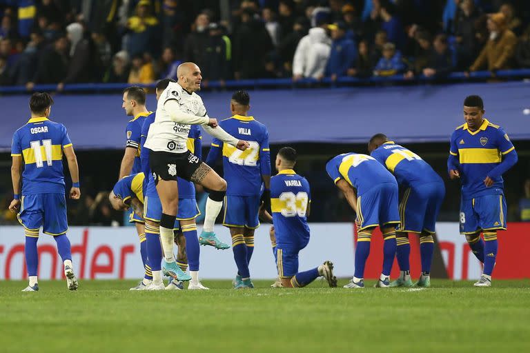 El festejo de Fabio Santos, autor de un penal para Corinthians; Boca falló inesperadamente en los penales