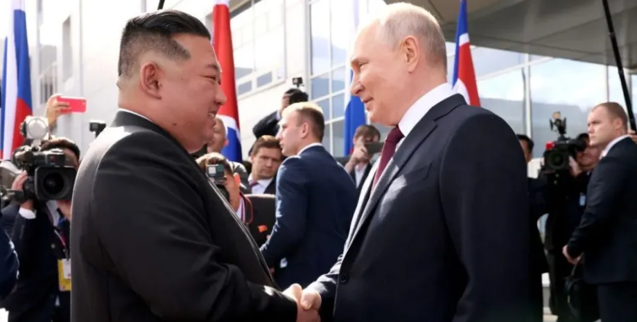 拜訪北韓的俄羅斯總統普丁（右），與北韓領導人金正恩（左）握手。   圖：翻攝自牛彈琴