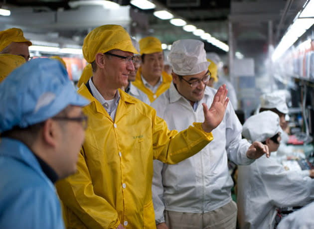 Tim Cook en una visita a una fábrica china donde se producen equipos de Apple.