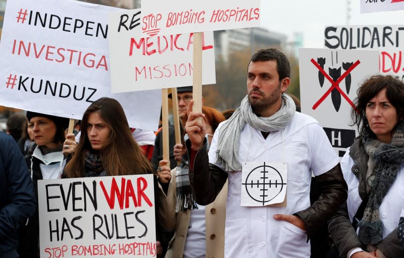 Manifestation à Genève du personnel de Médecins Sans Frontières (MSF) après le bombardement par l'aviation américaine d'un hôpital à Kunduz, en Afghanistan, le 3 octobre dernier. Selon un rapport d'enquête militaire présenté vendredi par le Pentagone, ce bombardement n'est pas assimilable à un crime de guerre et s'explique par une succession d'erreurs. /Photo prise le 3 novembre 2015/REUTERS/Denis Balibouse