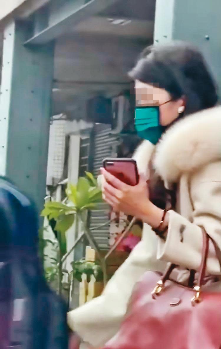 熟女前晚和人夫約會後，隔天又立即轉換成女強人角色出席活動。（翻攝劉仲玄臉書）