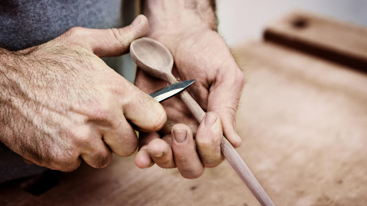  Whittling 101: whittling a spoon. 